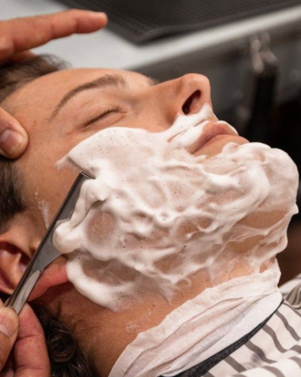 Straight Razor Hot Shave by Roberto the Master Barber